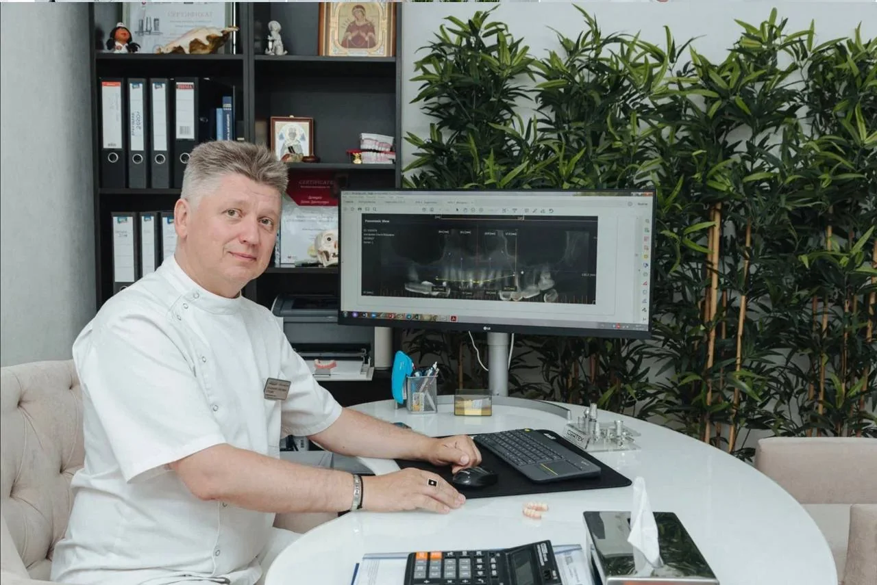 Доктор Марк Стетсон обсуждает сложный план лечения у монитора